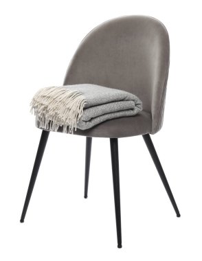 Beyaz üzerinde battaniyesi olan rahat bir koltuk.