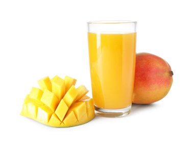 Bardaktaki lezzetli mango suyu ve beyaz üzerine izole edilmiş taze meyveler.