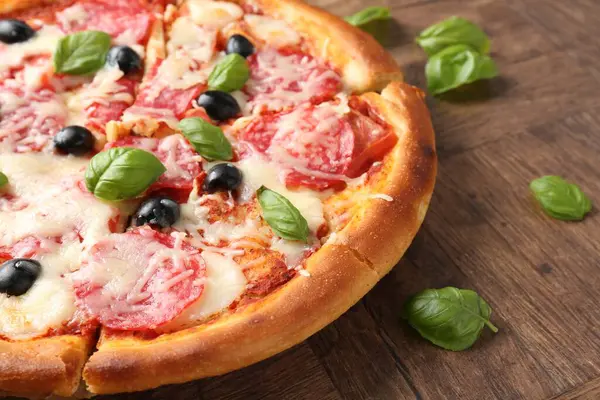 Salamlı, peynirli, fesleğenli ve zeytinli lezzetli pizza.