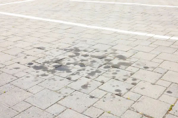 Açık havada motor yağı lekeleri, yakın plan.