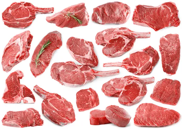 Beyaza izole edilmiş çiğ et parçaları, kolaj.