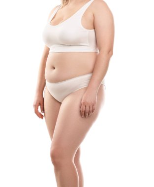Kilo kaybı. Artı beyaz arka planda iç çamaşırlı kadın, yakın plan.