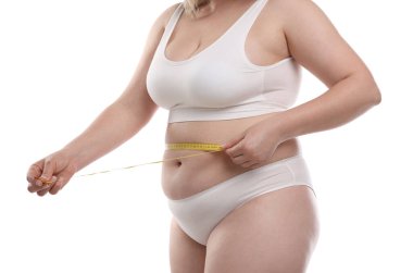 Kilo kaybı. Ayrıca bel ölçüsünde beyaz arka planda bantlı bir kadın, yakın plan.