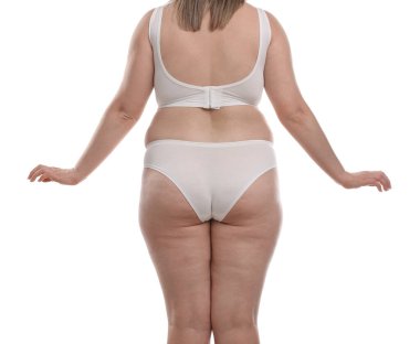 Kilo kaybı. Artı beyaz arka planda iç çamaşırlı kadın, yakın plan.