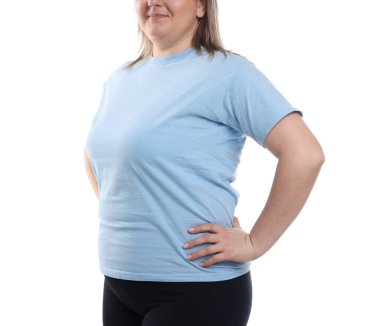 Kilo kaybı. Artı beyaz arka planda boyda bir kadın, yakın plan.