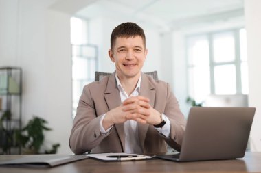 Ofisteki yakışıklı adamın portresi.