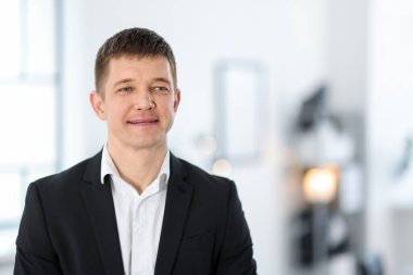 Yakışıklı, orta yaşlı bir adamın portresi. Metin için boşluk