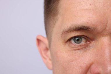 Aydınlık arkaplanda yakışıklı bir adam, yakın plan görüntüsü