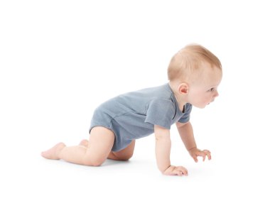 Beyaz arka plan üzerinde sürünerek şirin bebek