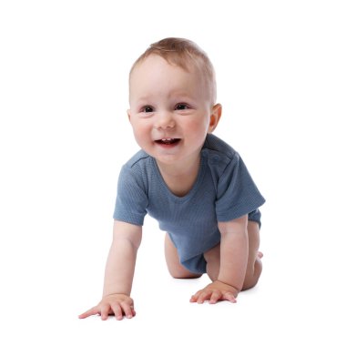 Beyaz arka plan üzerinde sürünerek şirin bebek