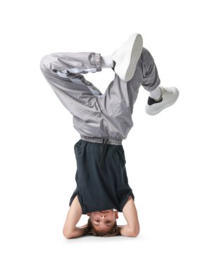 Beyaz arka planda dans eden şık elbiseli bir çocuk.