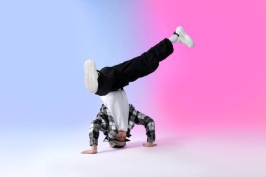 Renkli arka planda dans eden şık elbiseli çocuk.