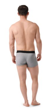 Beyaz arka planda açık gri iç çamaşırlı genç adam.