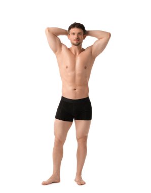 Beyaz arka planda siyah iç çamaşırlı genç adam.