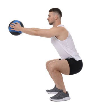 Beyaz arka planda ilaç topuyla egzersiz yapan adam.