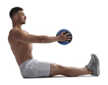 Beyaz arka planda ilaç topuyla egzersiz yapan adam.