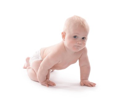 Beyaz arka plan üzerinde sürünerek şirin bebek