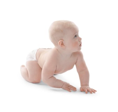 Beyaz arka plan üzerinde sürünerek şirin bebek