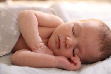 Yatma vakti. Yatakta uyuyan sevimli küçük bebek.