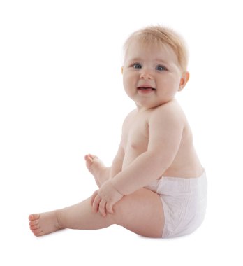 Beyaz arka planda bebek bezi takmış şirin bir bebek.