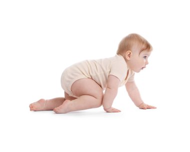 Beyaz arka plan üzerinde sürünerek şirin bebek