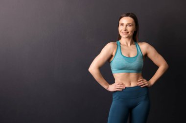 Siyah arka planda profesyonel antrenör portresi. Metin için boşluk