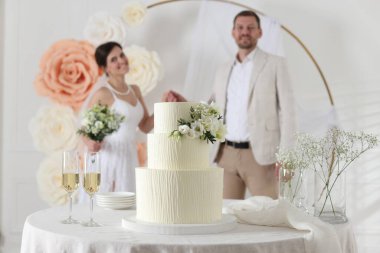 Mutlu evli çift içeride, düğün pastasına ve masadaki şampanya bardaklarına odaklan.