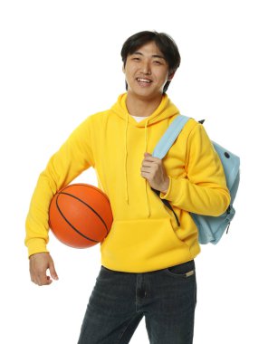 Beyaz arka planda basketbol topu ve sırt çantası olan bir öğrenci.