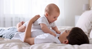 Evdeki yatakta tatlı küçük kardeşler.