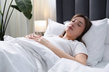 evde yatakta uyuyan güzel kadın