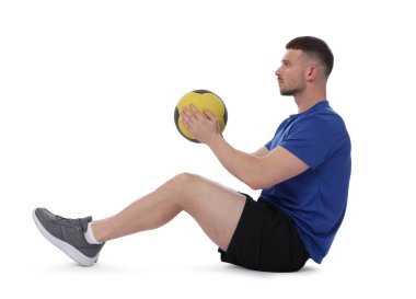 Beyaz arka planda ilaç topuyla egzersiz yapan adam.