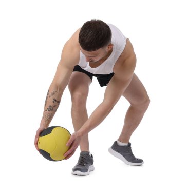 Beyaz arka planda ilaç topuyla egzersiz yapan adam.