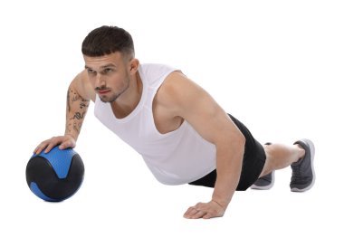 Beyaz arka planda ilaç topuyla egzersiz yapan adam.