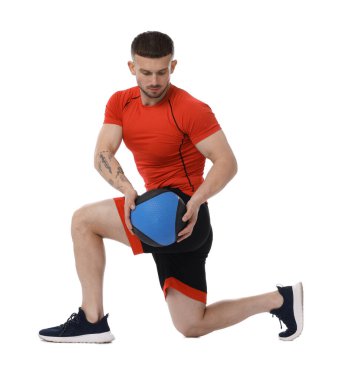 Beyaz arka planda ilaç topuyla egzersiz yapan adam.