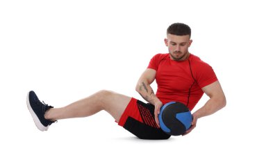 Beyaz arka planda ilaç topuyla egzersiz yapan adam.