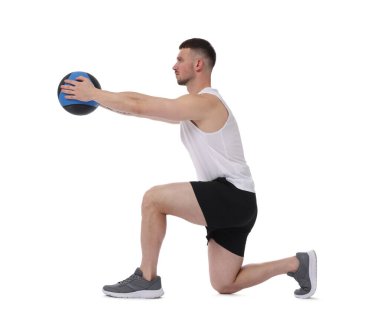 Beyaz arka planda ilaç topuyla egzersiz yapan adam.