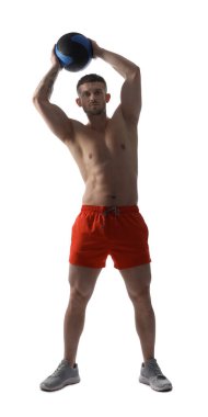 Beyaz arka planda ilaç topuyla egzersiz yapan adam.