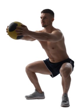 Beyaz arka planda ilaç topuyla egzersiz yapan adam.