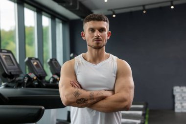 Spor merkezinde profesyonel kişisel antrenör portresi