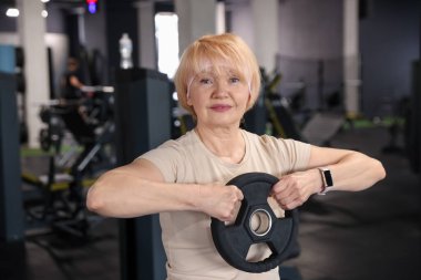 Spor salonunda son sınıf kadın antrenmanı.