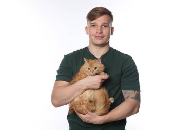 Beyaz arka planda sevimli kızıl kedisi olan adam.