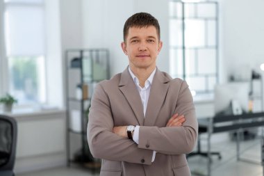 Yakışıklı orta yaşlı bir adamın portresi.