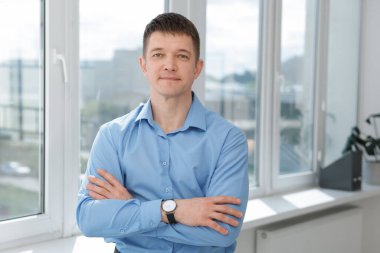 Pencerenin yanındaki yakışıklı adamın portresi.