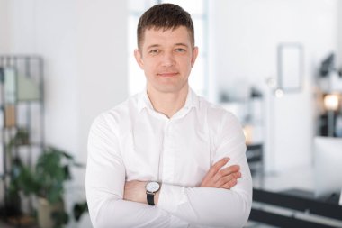 Yakışıklı orta yaşlı bir adamın portresi.