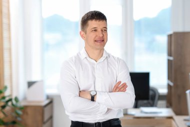 Yakışıklı orta yaşlı bir adamın portresi.