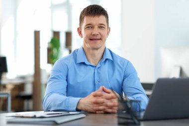 Ofisteki yakışıklı adamın portresi.