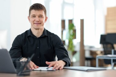 Ofiste masa başında çalışan yakışıklı bir adam. Metin için boşluk