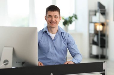 Ofisteki yakışıklı adamın portresi.