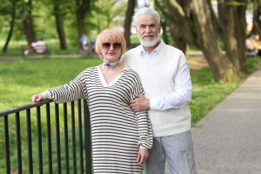 Sevgili son sınıf çiftimiz parkta birlikte vakit geçiriyorlar.