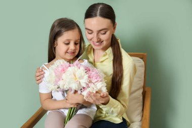 Anne ve kızı evde bir buket güzel şakayıkla